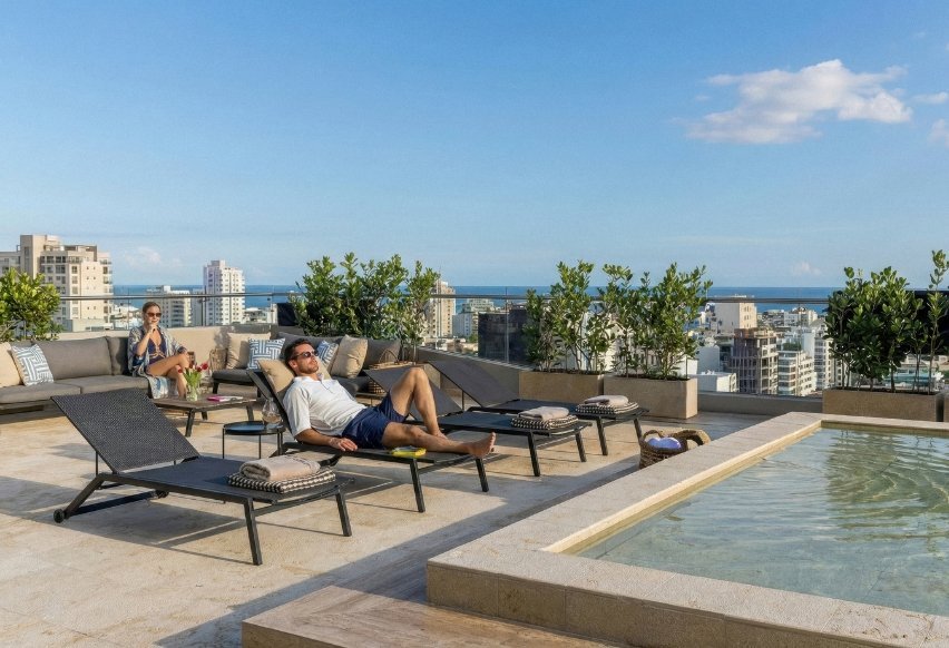 Piscina infinity con vistas panorámicas.